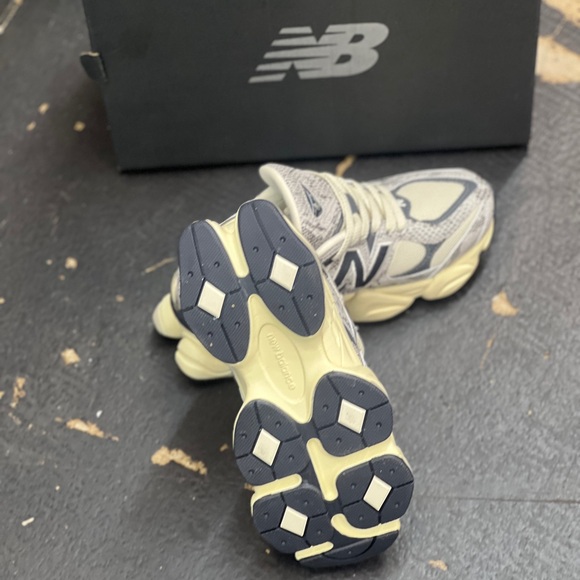 Women’s New Balance 9060 Year of the Snake (NEW) - Picture 5 of 6